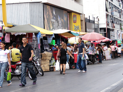 Buhoneros piden que levanten días de parada