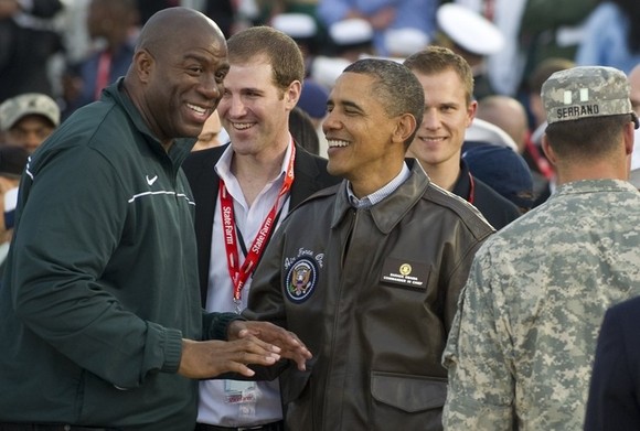 Obama sale a recaudar fondos con Magic Johnson