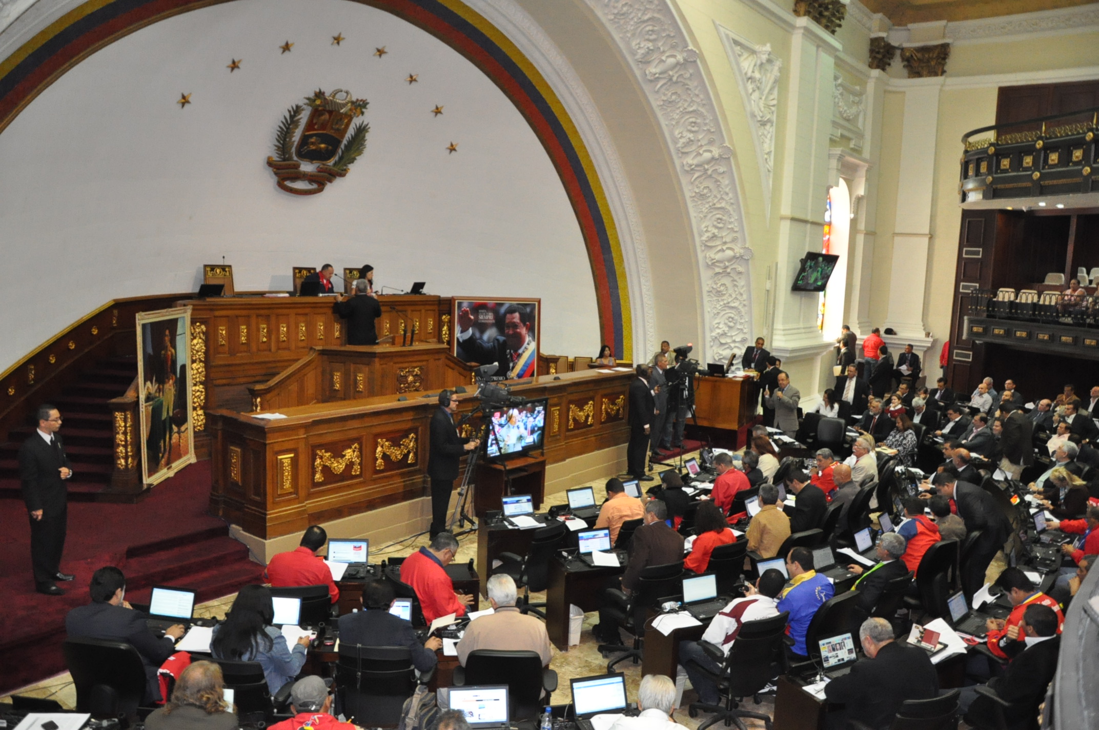 Oficialismo emprende acciones contra Julio Borges