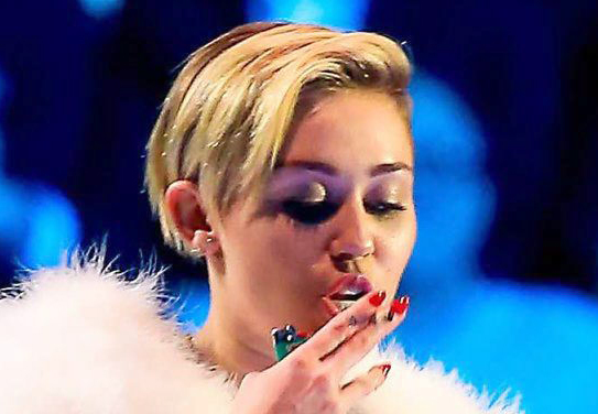 Autoridades holandesas investigan si Miley Cyrus fumó un porro en los EMA’S 2013