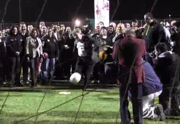 Gobernador mexicano se la tiró de futbolisto y le pegó balonazo a fotógrafo viejito (Fail)