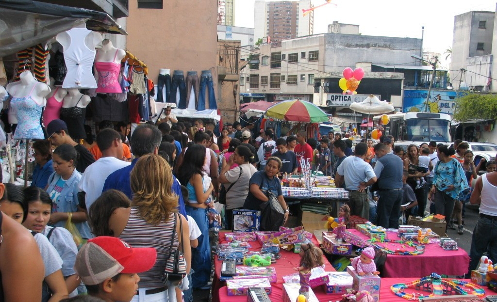 Baja de precios en comercios afecta economía informal