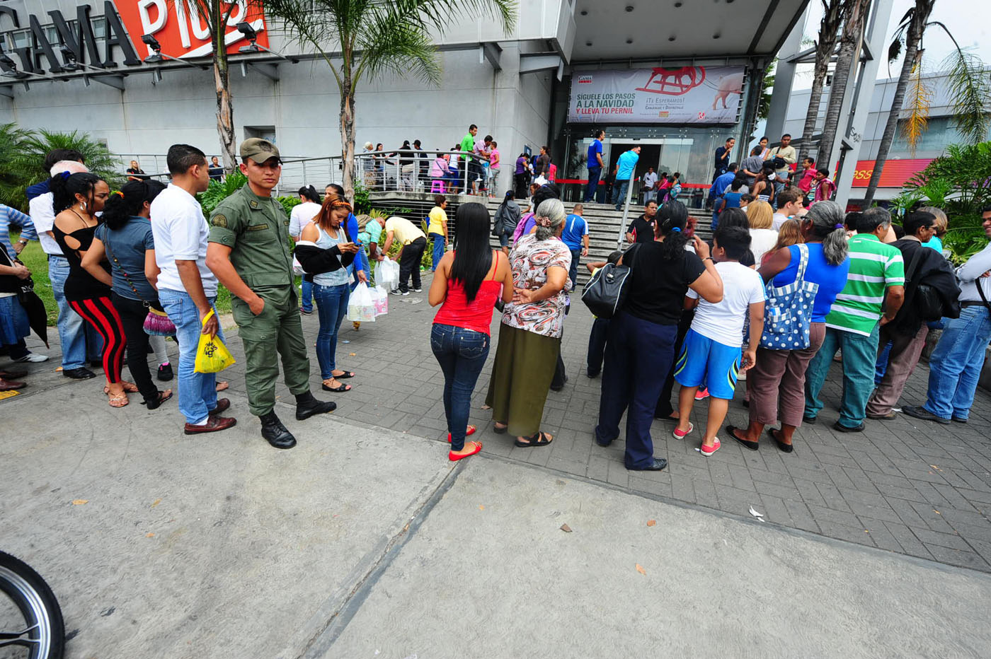 Piden cola preferencial para ancianos en supermercados