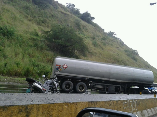 GMA colapsada por volcamiento de una gandola (Fotos)