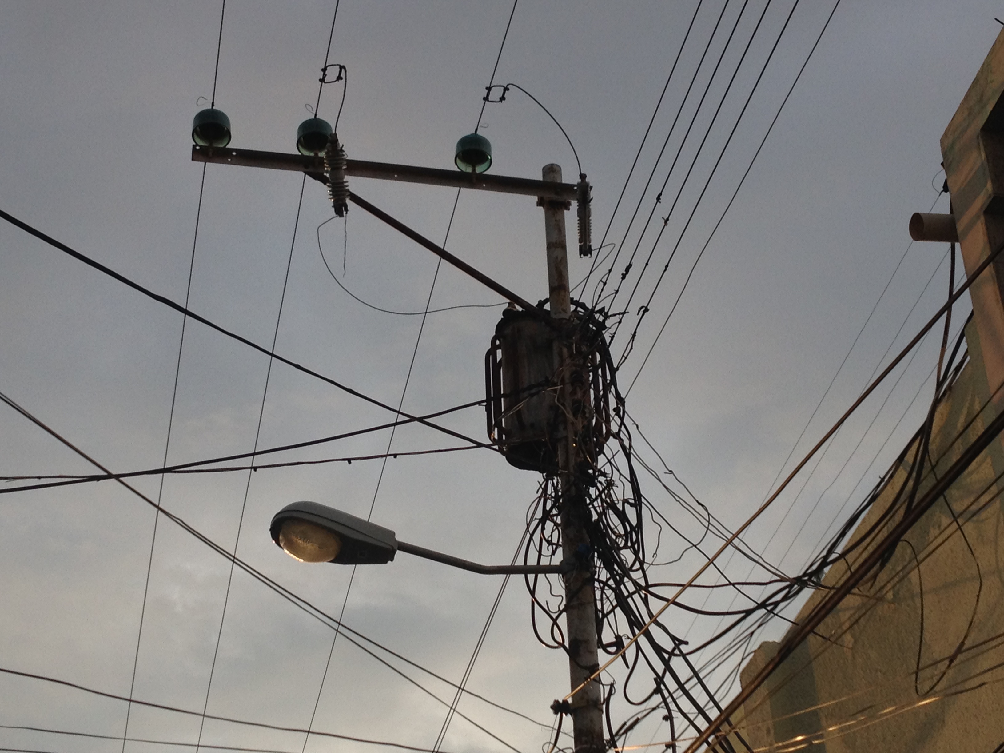 Más de 72 horas sin luz viven ciudadanos de Punto Fijo en el estado Falcón