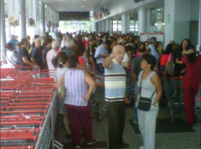 Así se encuentra un supermercado en Caracas (Foto)