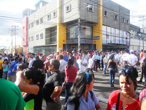 Grupos violentos en Upata causan destrozos en comercios