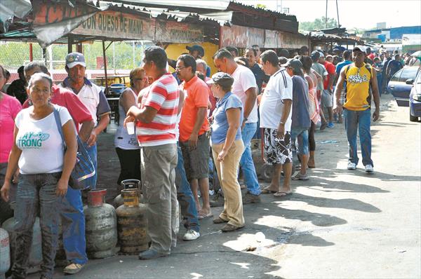 Largas y madrugadoras colas para comprar gas doméstico