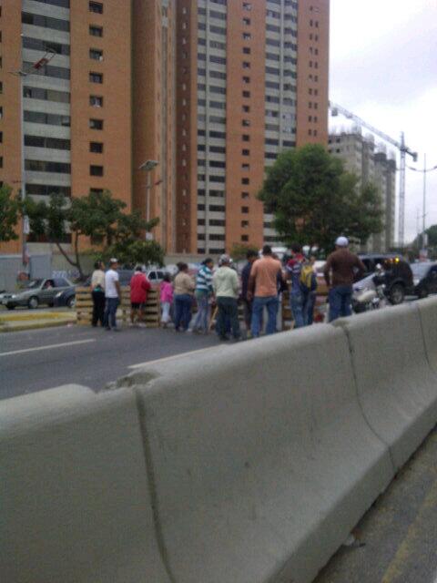 Protesta en la Av. Libertador sentido este (Foto)