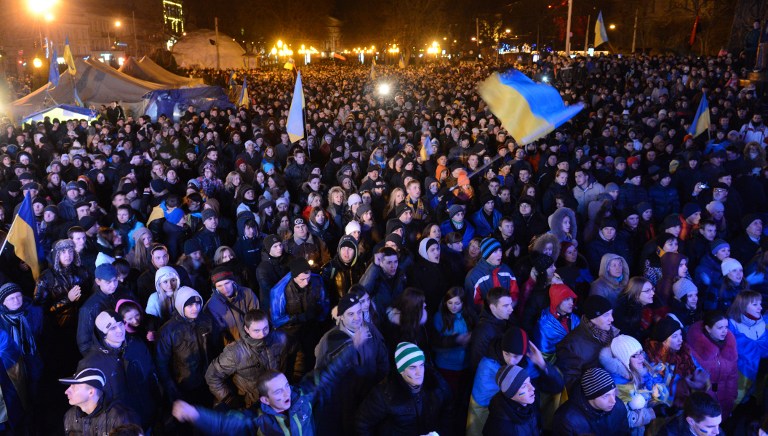 Decenas de miles de ucranianos proeuropeos se manifiestan en Kiev