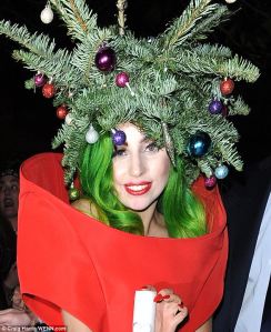 Adivina que cantante se vistió de arbolito navideño (Fotos)