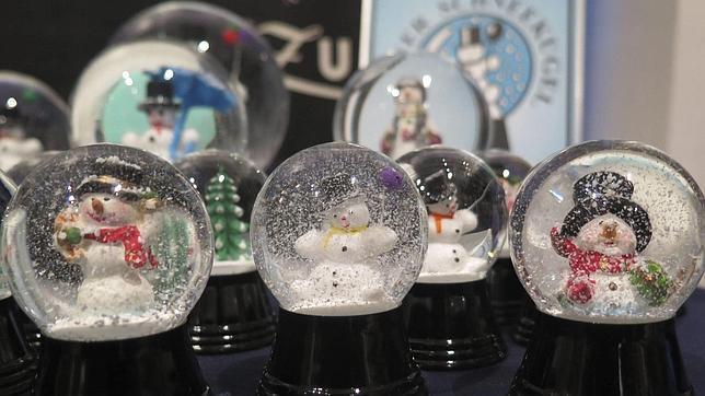 ¿De qué está hecha la nieve encerrada en las bolas de cristal?