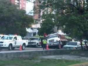 Fuerte cola por camión accidentado en la Francisco Fajardo (Foto)