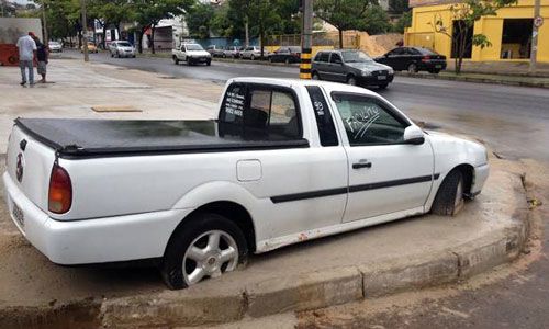 Asfaltan un carro al suelo porque no quisieron moverlo (Foto)