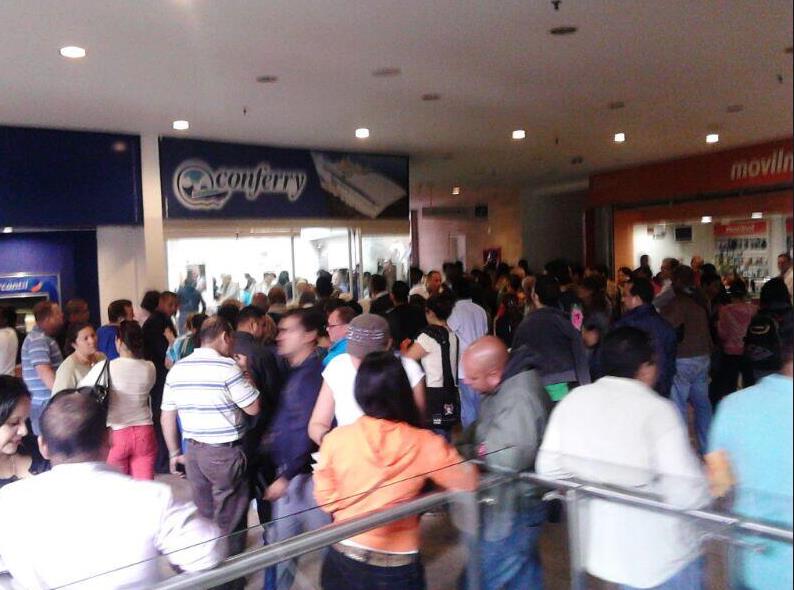 Así se acumulan las personas para comprar pasajes en Conferry (Foto)