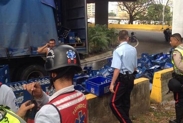 Gandola pierde carga en entrada de la Francisco Fajardo (Foto)