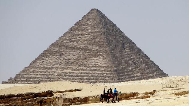 Detenido por fotografiarse con el trasero al aire en las pirámides de Guiza