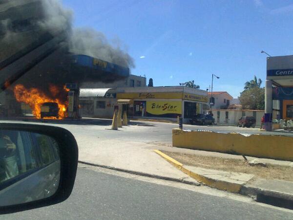 Bomberos de Valencia extinguen incendio en gasolinera