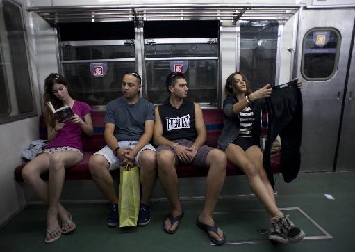 Argentinos viajan en el metro en ropa interior en jornada mundial