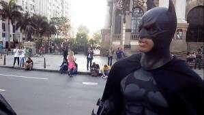 Con abucheos e insultos reciben a Batman en Brasil (Video)