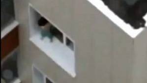 ESCALOFRIANTE: Bebé entra y sale por una ventana mientras camina por la cornisa (Video)