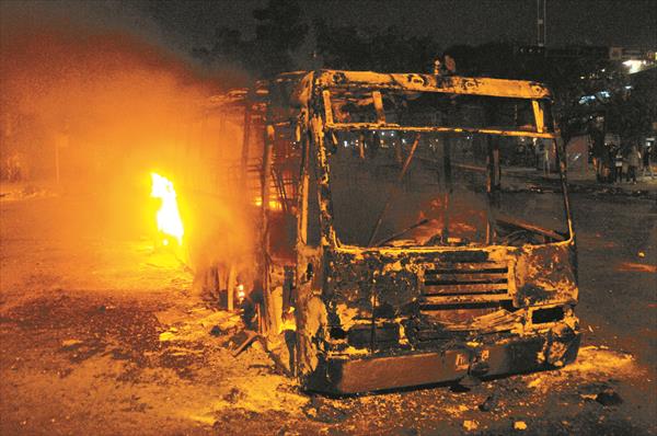 En La Isabelica quemaron un autobús (Foto)