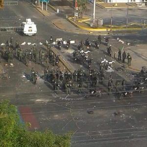 Reportan enfrentamientos en cercanías del Shopping Center de Valencia (Fotos)