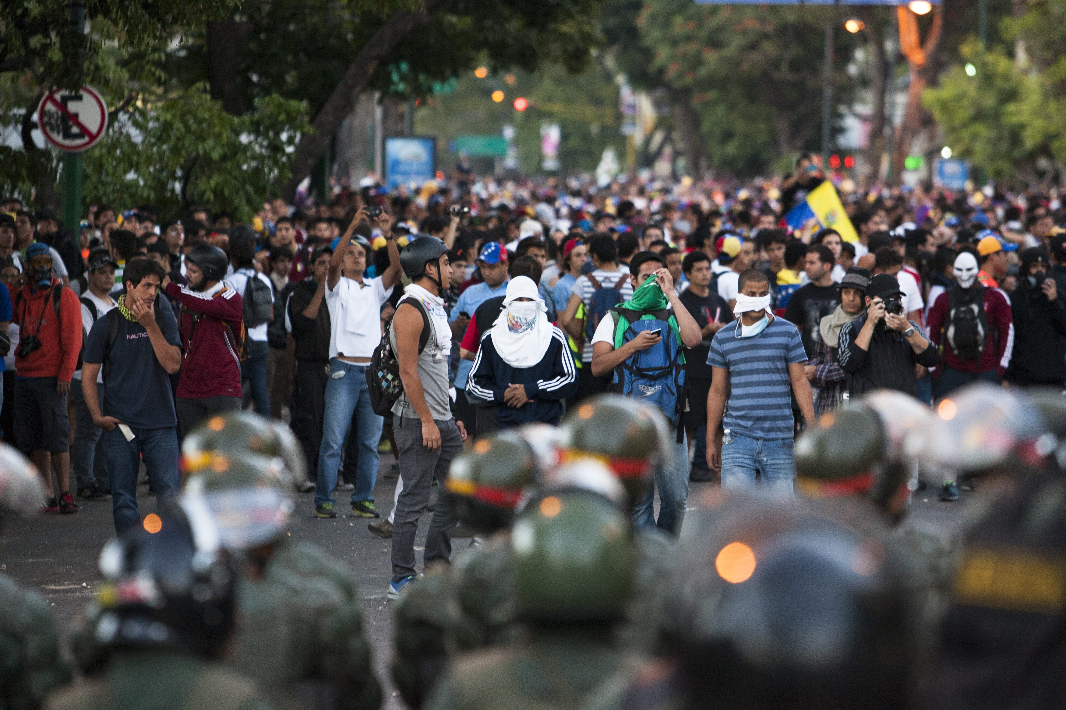 Autorizan uso de armas mortales contra protestas