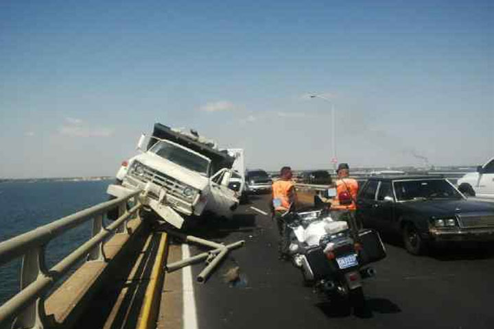 Camión quedó colgado de las barandas del Puente sobre el Lago (Fotos)