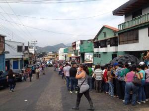 La kilométrica cola para comprar azúcar y papel en Táchira (Foto)