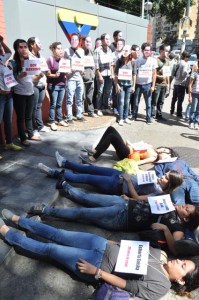 Jóvenes protestan frente a VTV contra celebración del 4F (Fotos)