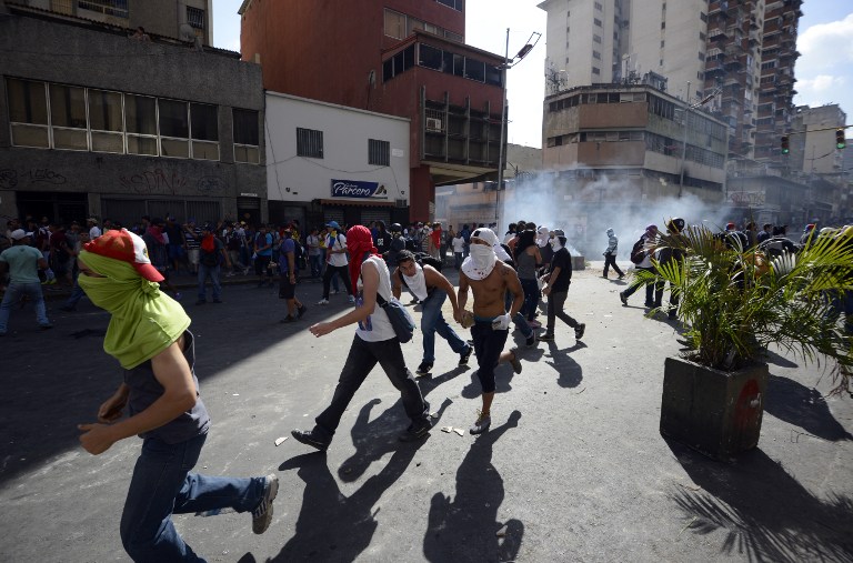 Roban cámaras de agencias, sacan de cableras TV extranjera, detienen periodistas