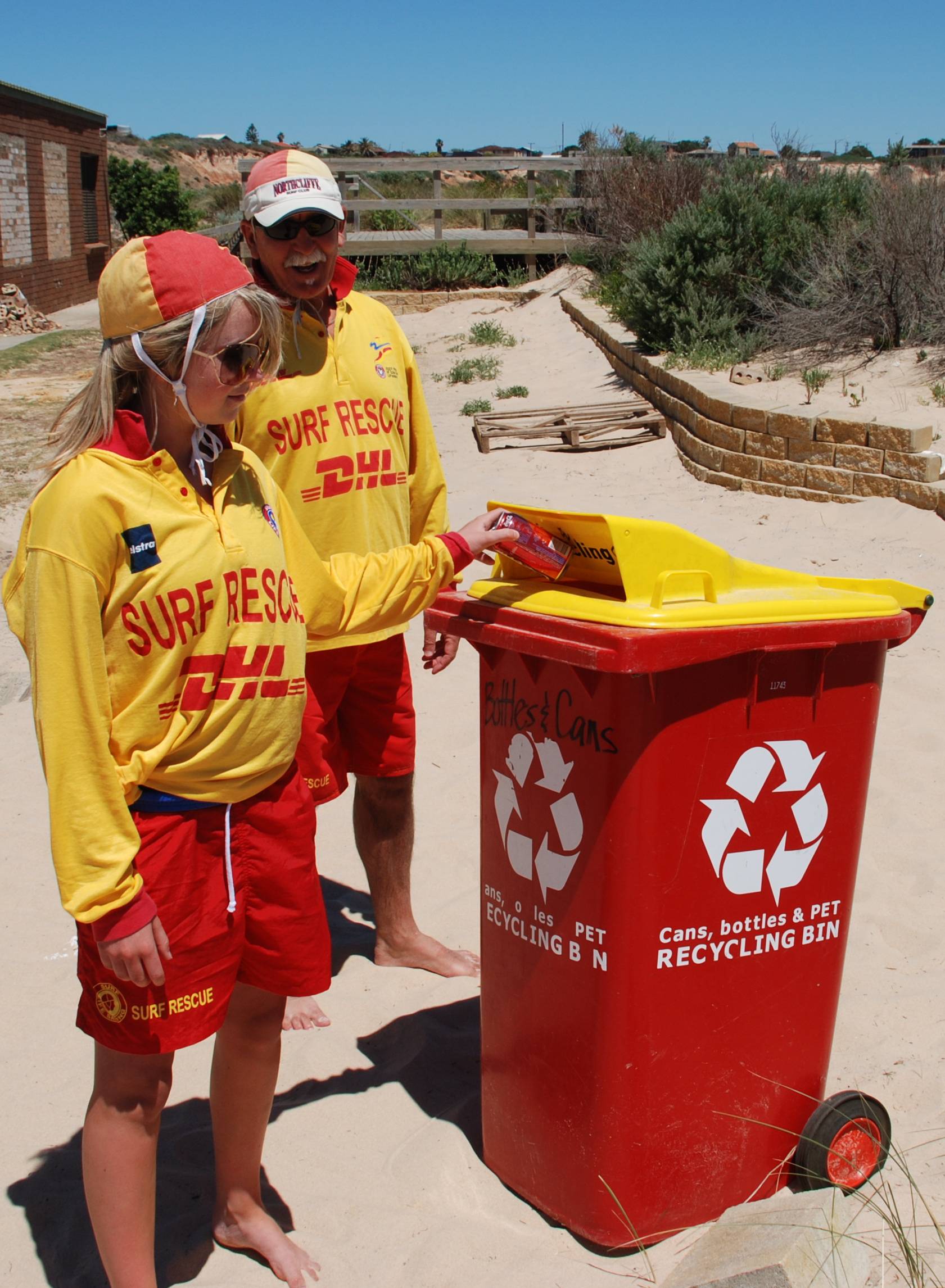 Lanzan “ecosurf” en Perú con tablas hechas con botellas de plástico