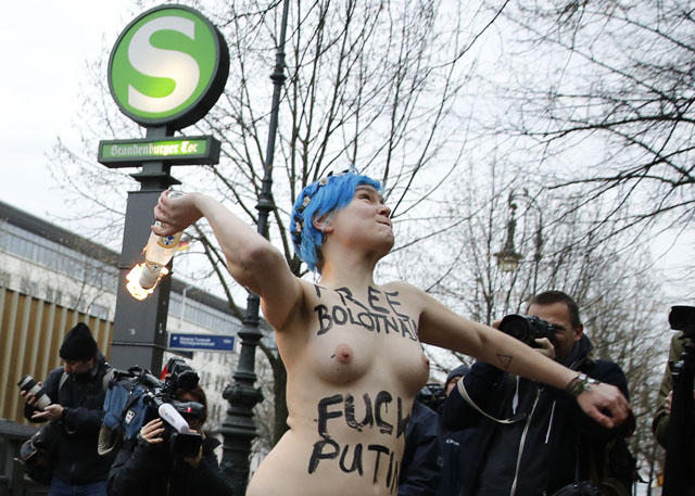 Activistas de Femen se quita la ropa y se enfrenta a Putin (Fotos)