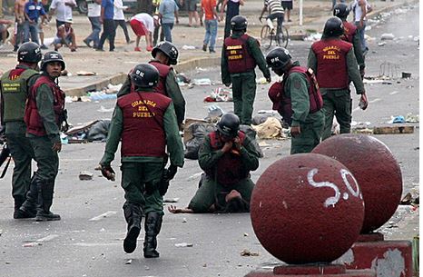 Ahora en VIDEO: La brutal agresión con el casco de una GNB a una manifestante en el suelo