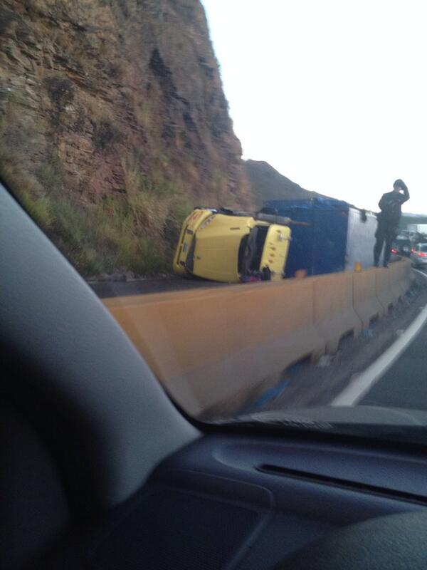 Gandola volcada en la Panamericana deja un lesionado (Foto)