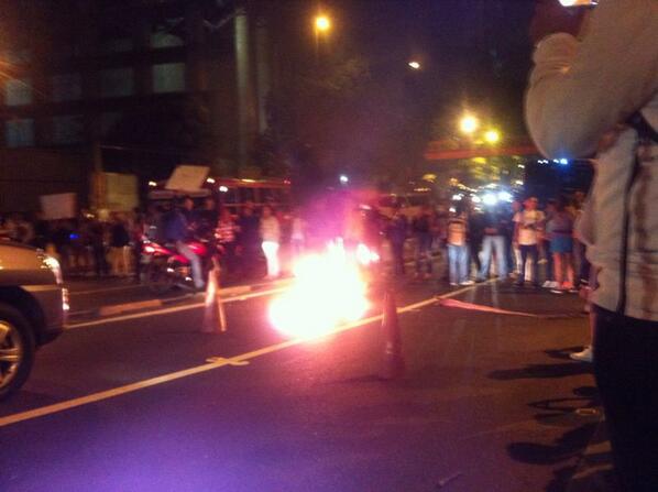 Estudiantes protestan con candela por la inseguridad