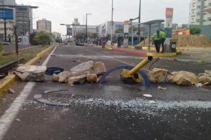 Maracaibo amaneció llena de escombros por protestas (Fotos)