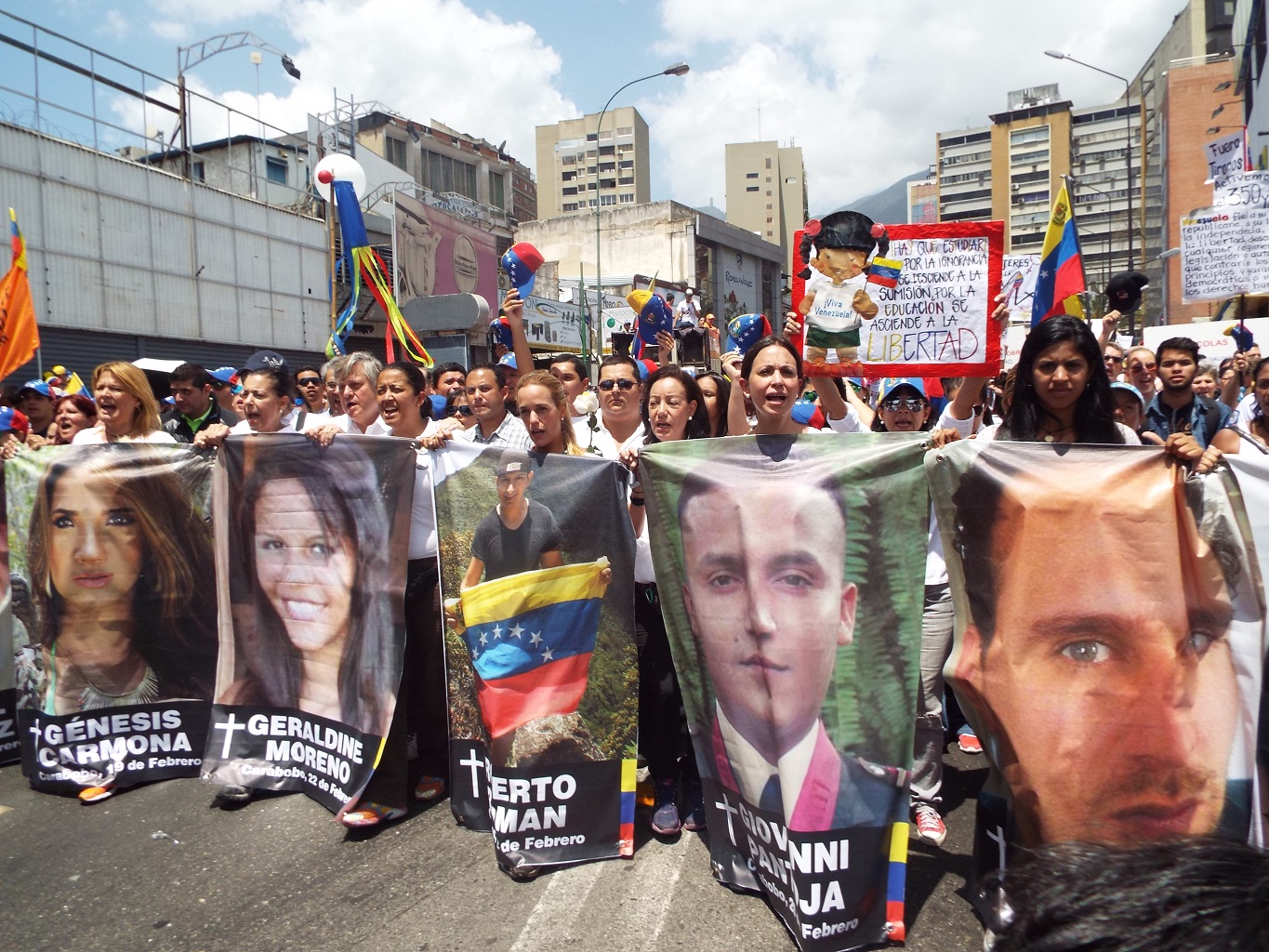 Marcha se apoderó de base aérea La Carlota con homenaje a los caídos (Fotos)