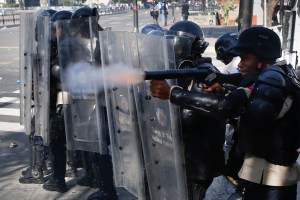 Volvió la represión y las bombas lacrimógenas a Altamira (Fotos)