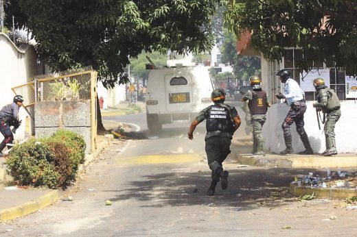 Denuncian siembra de bombas molotov a estudiantes detenidos