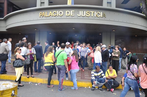 TSJ cita a Enzo Scarano por presunto desacato a fallo contra barricadas