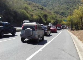 Suspendido temporalmente paso de carga pesada por la Caracas-La Guaira