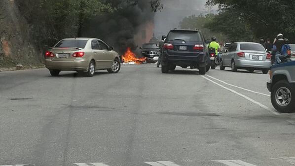 Cerrado el paso a La Tahona por barricada (Fotos)