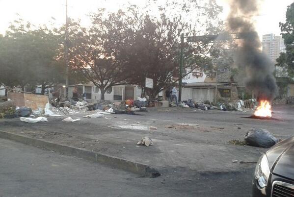 Barricadas en la Av. Cuatricentenaria de Valencia este 20M (Fotos)