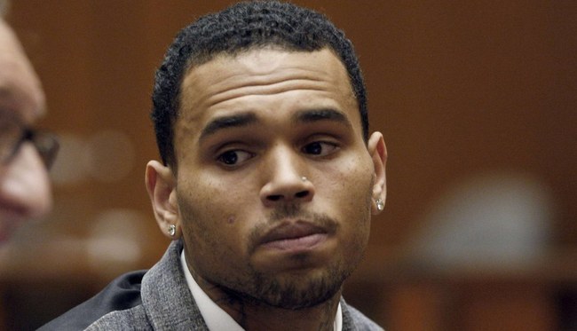 Chris Brown fue acusado de golpear a una mujer en California