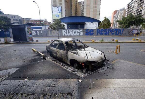 Así incendiaron los “colectivos de paz” un carro en Los Ruices (Video)