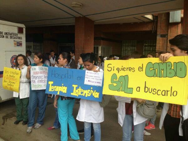 Protestan en las puertas del Hospital Luis Razetti en Barcelona