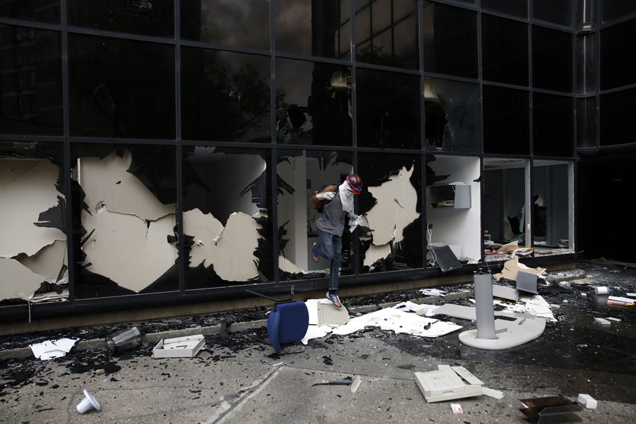 ¿Así que reprimen por más de 25 días en Altamira y HOY destrozan la Torre Británica? (FOTOS)