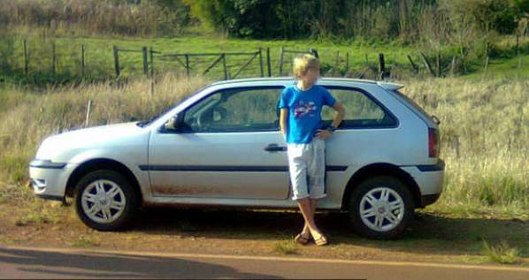 Niño se hace pasar por un enano luego de chocar un carro